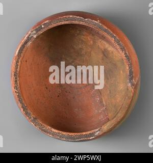 Nubische Schüssel aus dem 10. Jahrhundert ohne Fuß aus einer unbekannten Werkstatt, verziert mit geometrischen Mustern und bemalten Oberflächen, Teil frühchristlicher nubischer Keramiktraditionen. Stockfoto