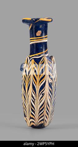 Dieser Alabastron stammt aus dem 2. Bis 1. Jahrhundert v. Chr. und stammt aus einer ägyptischen Werkstatt. Es handelt sich um ein kleines, sich verjüngendes Gefäß, das zur Aufbewahrung von Parfüm oder Ölen verwendet wird. Das Stück ist aus Alabaster gefertigt, einem weichen Mineral oder Stein, der in dieser Zeit häufig zum Schnitzen verwendet wird. Das Design ist typisch für die ägyptische Handwerkskunst und spiegelt die utilitaristischen und ästhetischen Werte der Zeit wider. Stockfoto