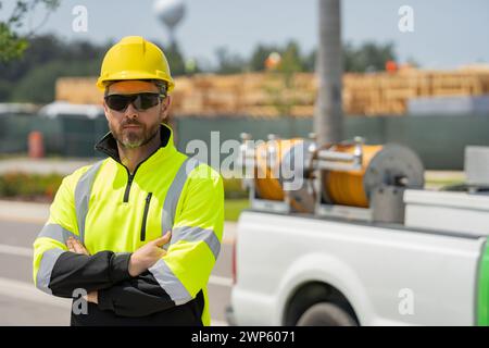 Bauarbeiter mit Helm auf der Baustelle. Mann mit Schutzhelm. Bauarbeiter im Freien. Bauarbeiter Baustellengebäude Stockfoto