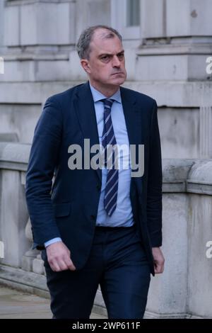 London, UK, 5. März 2024. Der Parlamentsabgeordnete von Skipton und Ripon Julian Smith läuft vor dem Kabinettsbüro in Whitehall. Quelle: Eleventh Photography/Alamy Live News Stockfoto