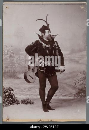 Porträt von Edward Reszke im Jahr 1893, der das Bühnenkostüm des Mephisten in Gounods Oper Faust am Großen Theater in Warschau trug, mit theatralischen Details und Ikonographie. Stockfoto