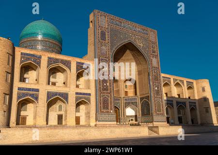 27. JUNI 2023, BUCHARA, USBEKISTAN: Blick über die POI Kalon Moschee und Minarett bei Sonnenuntergang in Buchara, Usbekistan. Vertikales Bild mit Kopierraum f Stockfoto