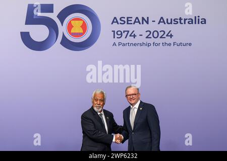 (L-R) der Premierminister der Demokratischen Republik Timor-Leste, Kay Rala Xanana Gusmão, und der Premierminister von Australien, Anthony Albanese, schütteln die Hände während des ASEAN Australia Special Summit Arrival and Official Family Photo Event in Melbourne. Premierminister von Australien, Anthony Albanese, begrüßte die Ankunft der Führer der Vereinigung südostasiatischer Nationen und posierte für Fotos auf dem ASEAN Australia Special Summit. Auf dem dreitägigen Sondergipfel wird das 50. Jubiläum der Beziehungen zwischen ASEAN und Australien begangen, an dem Hunderte von Beamten und Staats- und Regierungschefs zu einem Gipfel zusammentreffen Stockfoto