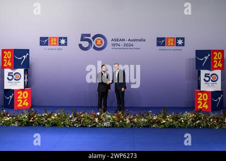 (L-R) Premierminister des Königreichs Kambodscha, Hun Manet, und Premierminister von Australien, Anthony Albanese, schütteln die Hände während des ASEAN Australia Special Summit Arrival and Official Family Photo Event in Melbourne. Premierminister von Australien, Anthony Albanese, begrüßte die Ankunft der Führer der Vereinigung südostasiatischer Nationen und posierte für Fotos auf dem ASEAN Australia Special Summit. Auf dem dreitägigen Sondergipfel wird das 50. Jubiläum der Beziehungen zwischen ASEAN und Australien begangen, an dem Hunderte von Beamten und Führungspersönlichkeiten zu einem Gipfel zusammentreffen. Stockfoto