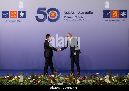 (L-R) Premierminister des Königreichs Kambodscha, Hun Manet, und Premierminister von Australien, Anthony Albanese, schütteln die Hände während des ASEAN Australia Special Summit Arrival and Official Family Photo Event in Melbourne. Premierminister von Australien, Anthony Albanese, begrüßte die Ankunft der Führer der Vereinigung südostasiatischer Nationen und posierte für Fotos auf dem ASEAN Australia Special Summit. Auf dem dreitägigen Sondergipfel wird das 50. Jubiläum der Beziehungen zwischen ASEAN und Australien begangen, an dem Hunderte von Beamten und Führungspersönlichkeiten zu einem Gipfel zusammentreffen. Stockfoto