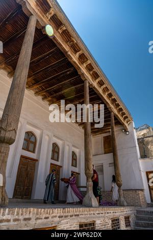 28. JUNI 2023, BUCHARA, USBEKISTAN: Altes Minarett in der Altstadt von Buchara, Usbekistan Stockfoto