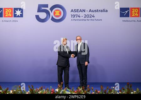 (L-R) der Premierminister der Demokratischen Republik Timor-Leste, Kay Rala Xanana Gusmão, und der Premierminister von Australien, Anthony Albanese, schütteln die Hände während des ASEAN Australia Special Summit Arrival and Official Family Photo Event in Melbourne. Premierminister von Australien, Anthony Albanese, begrüßte die Ankunft der Führer der Vereinigung südostasiatischer Nationen und posierte für Fotos auf dem ASEAN Australia Special Summit. Auf dem dreitägigen Sondergipfel wird das 50. Jubiläum der Beziehungen zwischen ASEAN und Australien begangen, an dem Hunderte von Beamten und Staats- und Regierungschefs zu einem Gipfel zusammentreffen Stockfoto