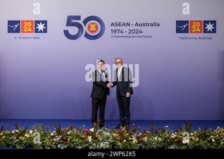 (L-R) Premierminister des Königreichs Kambodscha, Hun Manet, und Premierminister von Australien, Anthony Albanese, schütteln die Hände während des ASEAN Australia Special Summit Arrival and Official Family Photo Event in Melbourne. Premierminister von Australien, Anthony Albanese, begrüßte die Ankunft der Führer der Vereinigung südostasiatischer Nationen und posierte für Fotos auf dem ASEAN Australia Special Summit. Auf dem dreitägigen Sondergipfel wird das 50. Jubiläum der Beziehungen zwischen ASEAN und Australien begangen, an dem Hunderte von Beamten und Führungspersönlichkeiten zu einem Gipfel zusammentreffen. (Foto: George Chan / Stockfoto