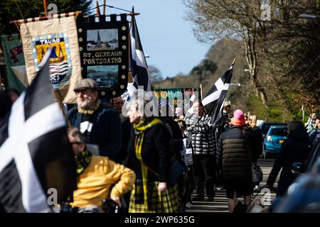 Truro, Großbritannien. März 2024. Im Zentrum von Truro, Cornwall, versammeln sich Menschenmassen, um den St. Piran's Day zu feiern. Quelle: Kai Greet/Alamy Live News. Stockfoto