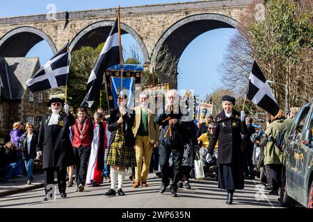 Truro, Großbritannien. März 2024. Im Zentrum von Truro, Cornwall, versammeln sich Menschenmassen, um den St. Piran's Day zu feiern. Quelle: Kai Greet/Alamy Live News. Stockfoto