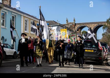 Truro, Großbritannien. März 2024. Im Zentrum von Truro, Cornwall, versammeln sich Menschenmassen, um den St. Piran's Day zu feiern. Quelle: Kai Greet/Alamy Live News. Stockfoto