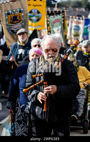 Truro, Großbritannien. März 2024. Im Zentrum von Truro, Cornwall, versammeln sich Menschenmassen, um den St. Piran's Day zu feiern. Quelle: Kai Greet/Alamy Live News. Stockfoto