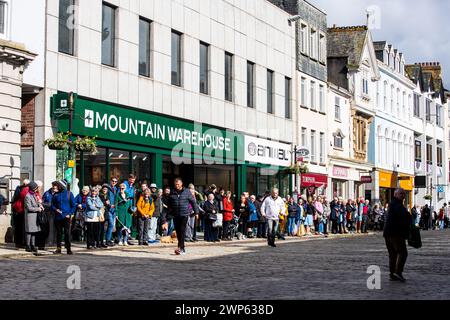 Truro, Großbritannien. März 2024. Im Zentrum von Truro, Cornwall, versammeln sich Menschenmassen, um den St. Piran's Day zu feiern. Quelle: Kai Greet/Alamy Live News. Stockfoto