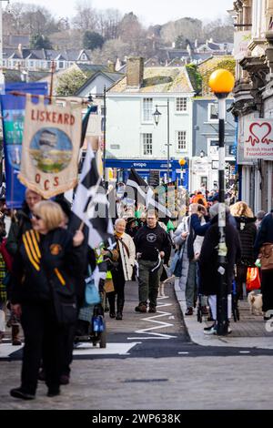 Truro, Großbritannien. März 2024. Im Zentrum von Truro, Cornwall, versammeln sich Menschenmassen, um den St. Piran's Day zu feiern. Quelle: Kai Greet/Alamy Live News. Stockfoto