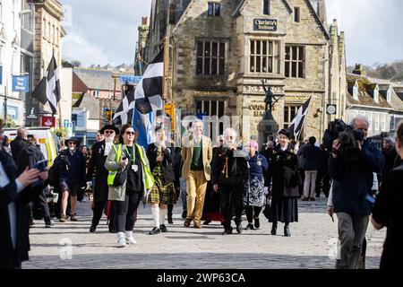 Truro, Großbritannien. März 2024. Im Zentrum von Truro, Cornwall, versammeln sich Menschenmassen, um den St. Piran's Day zu feiern. Quelle: Kai Greet/Alamy Live News. Stockfoto