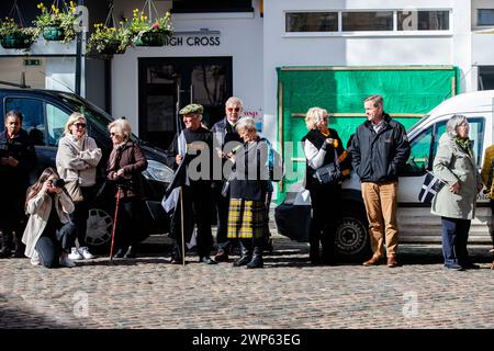 Truro, Großbritannien. März 2024. Im Zentrum von Truro, Cornwall, versammeln sich Menschenmassen, um den St. Piran's Day zu feiern. Quelle: Kai Greet/Alamy Live News. Stockfoto