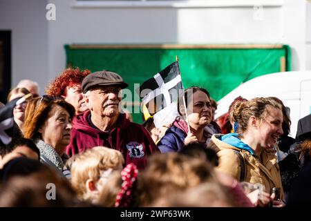 Truro, Großbritannien. März 2024. Im Zentrum von Truro, Cornwall, versammeln sich Menschenmassen, um den St. Piran's Day zu feiern. Quelle: Kai Greet/Alamy Live News. Stockfoto