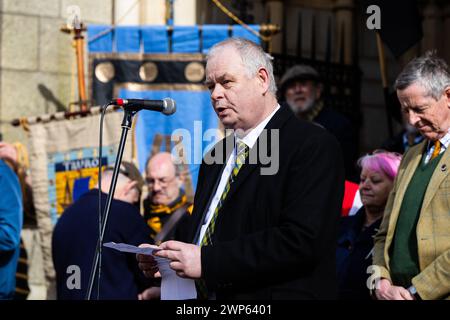 Truro, Großbritannien. März 2024. NEV Meek spricht als Präsident der Federation of Old Cornwall Societies mit den Massen am St. Piran's Day. Quelle: Kai Greet/Alamy Live News. Stockfoto