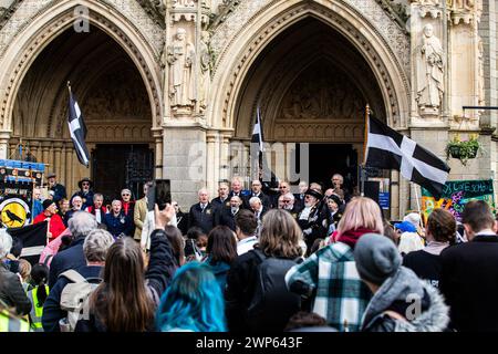 Truro, Großbritannien. März 2024. Im Zentrum von Truro, Cornwall, versammeln sich Menschenmassen, um den St. Piran's Day zu feiern. Quelle: Kai Greet/Alamy Live News. Stockfoto