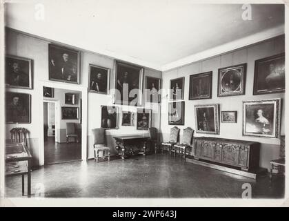 Warschau. Nationalmuseum, ul. Podwale 15; polnische Gemäldegalerie - Porträtmalerei Halle des 17. Jahrhunderts; Ry, Jan (1889-1939); um 1932 (1932-00-00-1939-00); Nationalmuseum in Warschau, Nationalmuseum in Warschau - Sammlung, Podwale (Warschau - Straße), Ausstellungen, Galerien, polnische Malerei, Möbel, Museen, Innenräume Stockfoto