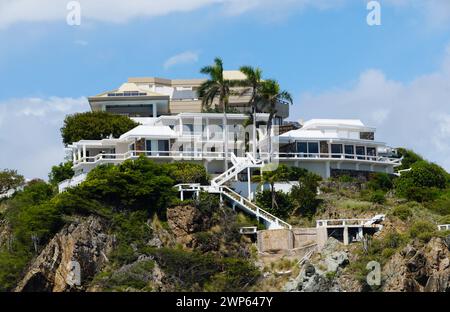 St. Thomas, amerikanische Jungferninseln - 21. Februar 2024 - das weiße private Herrenhaus auf dem felsigen Hügel, das Michael Jordan gehört Stockfoto