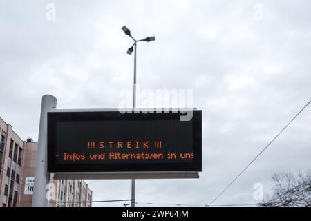 Düsseldorf, Deutschland-12. MÄRZ 2024: Das Wort „STREIK“ in Fettschrift, leuchtende Buchstaben, die einen öffentlichen Eisenbahnverkehr in der Stadt anzeigen Stockfoto