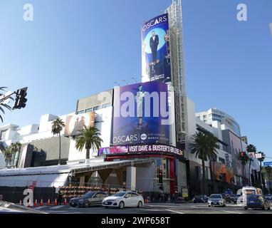 Los Angeles, USA. März 2024. Auf dem Hollywood Boulevard werden Vorbereitungen für die Verleihung der Academy Awards getroffen. Die Oscars werden am 10. März 2024 in Hollywood präsentiert. Quelle: Barbara Munker/dpa/Alamy Live News Stockfoto