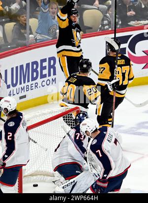 Pittsburgh, Usa. März 2024. Rickard Rakell (67) feiert sein ununterstütztes Power-Play-Tor in der zweiten Periode gegen die Columbus Blue Jackets in der PPG Paintings Arena in Pittsburgh am Dienstag, den 5. März 2024. Foto von Archie Carpenter/UPI. Quelle: UPI/Alamy Live News Stockfoto