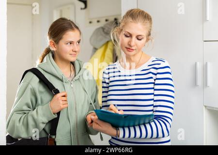 Teenager-Interviewer, der eine Wählerumfrage bei Frauen macht Stockfoto