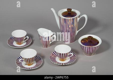 "Carry Coffee Service, entworfen von Wincenty Potacki und hergestellt von der Porzellanfabrik Ćmielów von 1960 bis 1962, hergestellt aus glasiertem Porzellan einschließlich Tassen, Untertassen, Kanne, Milchtopf und Candyer." Stockfoto
