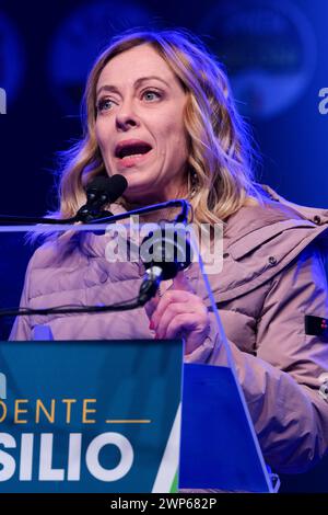 Pescara, Italien. März 2024. Giorgia Meloni, italienischer Premierminister, spricht auf einer Kundgebung, um Marco Marsilio bei den Abruzzen-Regionalwahlen in Pescara zu unterstützen. Quelle: SOPA Images Limited/Alamy Live News Stockfoto