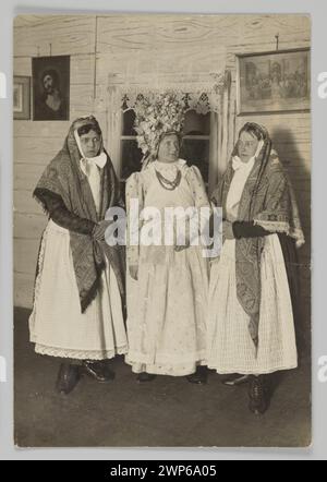 Eine Fotografie von Jan Bułhak aus der Zeit um 1910, die drei Frauen in litauischen Volkstrachten zeigt und traditionelle Kleidung, kulturelles Erbe und Porträtfotografie aus dem frühen 20. Jahrhundert illustriert. Stockfoto