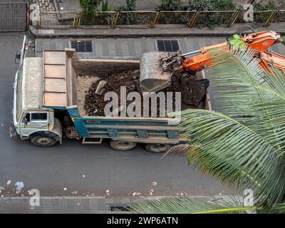 01 09 2024 Caterpillar-betriebene hydraulische Erdbagger in Aktion bei der Arbeit lok Gram Kalyan Maharashtra INDIEN Asien Stockfoto