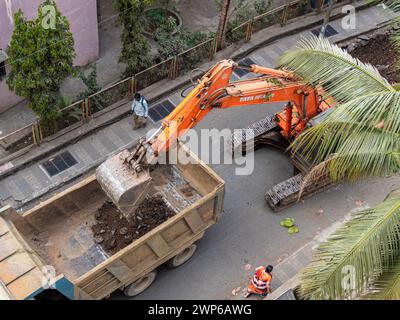 01 09 2024 Caterpillar-betriebene hydraulische Erdbagger in Aktion bei der Arbeit lok Gram Kalyan Maharashtra INDIEN Asien Stockfoto