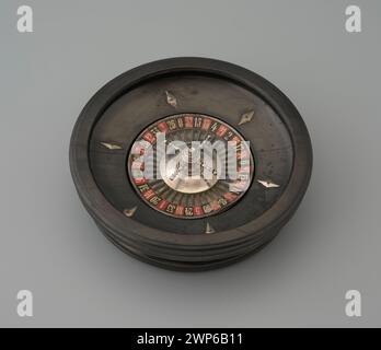 Dieses Roulette-Rad aus dem 20. Jahrhundert stellt Spielgeräte dar, die in den 1900er Jahren in Casinos verwendet wurden, und zeigt mechanisches Design und numerische Anordnung. Stockfoto
