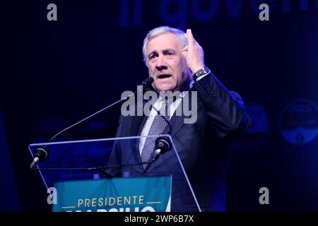 Pescara, Italien. März 2024. Antonio Tajani spricht während einer Wahlkundgebung für die Abruzzen-Regionalwahlen in Pescara zur Unterstützung von Marco Marsilio. (Foto: Elena Vizzoca/SOPA Images/SIPA USA) Credit: SIPA USA/Alamy Live News Stockfoto