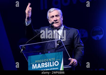 Pescara, Italien. März 2024. Antonio Tajani spricht während einer Wahlkundgebung für die Abruzzen-Regionalwahlen in Pescara zur Unterstützung von Marco Marsilio. (Foto: Elena Vizzoca/SOPA Images/SIPA USA) Credit: SIPA USA/Alamy Live News Stockfoto