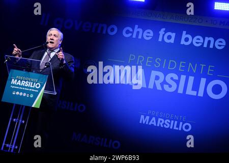 Pescara, Italien. März 2024. Antonio Tajani spricht während einer Wahlkundgebung für die Abruzzen-Regionalwahlen in Pescara zur Unterstützung von Marco Marsilio. (Foto: Elena Vizzoca/SOPA Images/SIPA USA) Credit: SIPA USA/Alamy Live News Stockfoto