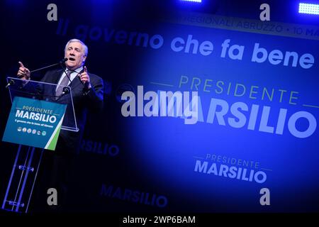 Pescara, Italien. März 2024. Antonio Tajani spricht während einer Wahlkundgebung für die Abruzzen-Regionalwahlen in Pescara zur Unterstützung von Marco Marsilio. Quelle: SOPA Images Limited/Alamy Live News Stockfoto