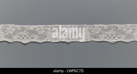 Ein Spitzenfragment aus den Jahren 1740-1760, das komplizierte Handarbeiten, gemusterte Textilien und feine Handwerkskunst dieser Zeit zeigt. Stockfoto