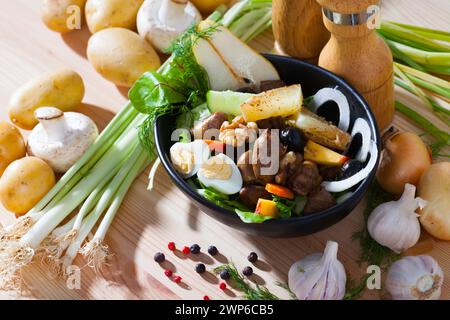 Salat mit Hühnerherzen und Wachteleiern Stockfoto