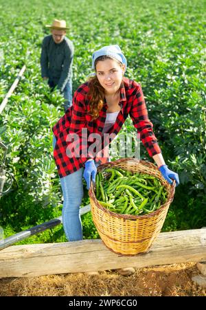 Porträt einer Farmerin, die einen Korb mit Sojabohnen hält Stockfoto