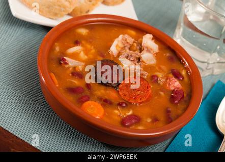 Fabada asturiana - Bohnen mit Chorizo geschmort Stockfoto