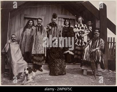 Ignacy Jan Paderewski z He Helen und Gruppen, die Maori-Kostüme in Rotorua begleiten, während einer Tour durch den Pianisten in Neuseeland; 1904 (1904-00-1904-00); Adlington, William (1867-1957), Adlington, William (1867-1957)- Ikonographie, Cutler, H. (fl. CA 1904), Cutler, H. (Flow. CA 1904)- Ikonographie, Lemmon, John (1861-1949), Lemmone, John (1861-1949)-Ikonographie, Maoris, Neuseeland, Paderewska, Helena (1856-1934), Paderewska, Helena (1856-1934)-Ikonographie, Paderewski, Ignacy Jan (1860-1941), Paderewski , Ignacy Jan (1860-1941)-Ikonographie, Paderewski, Ignacy Jan (1860-1941)-Collect Stockfoto