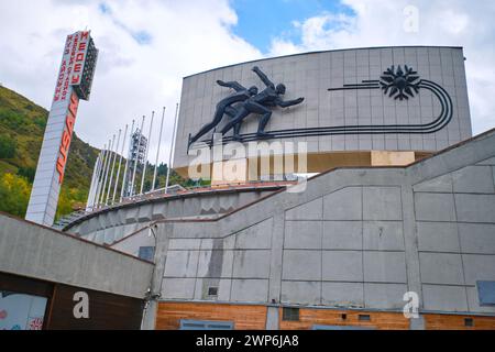 Detailansicht des Bronze-Metalllogos, -Schildes und -Symbols an der berühmten, ikonischen Eislaufbahn Medeo Chimbulak aus der Moderne der Sowjetzeit. In Almaty, Kasachsta Stockfoto