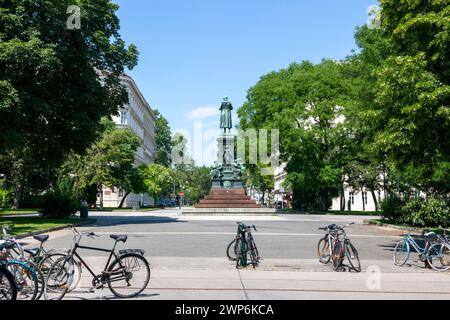 Wien, Österreich - 19. Juni 2023: Denkmal für Friedrich Schiller vor der Wiener Akademie der Künste Stockfoto