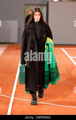 (240306) -- PARIS, 6. März 2024 (Xinhua) -- Ein Modell präsentiert eine Kreation der Herbst-Winter 2024/2025 Ready-to-Wear-Kollektionen von Lacoste während der Pariser Fashion Week am 5. März 2024 in Paris. (MeetEurope/Handout via Xinhua) Stockfoto