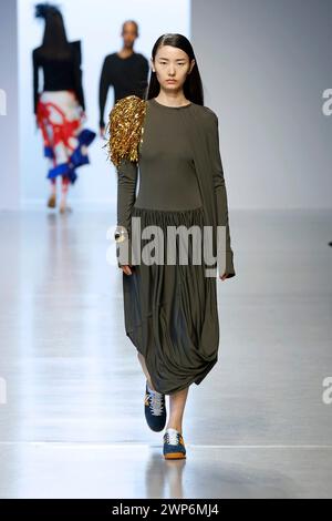 (240306) -- PARIS, 6. März 2024 (Xinhua) -- Ein Modell präsentiert eine Kreation der Herbst-Winter 2024/2025 Ready-to-Wear-Kollektionen von Zomer während der Paris Fashion Week am 5. März 2024 in Paris. (MeetEurope/Handout via Xinhua) Stockfoto