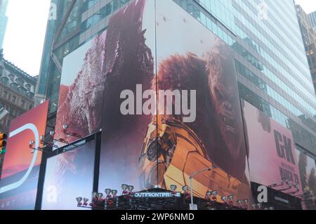 New York, Usa. März 2024. Eine Plakatwand für den kommenden Film Godzilla x Kong: The New Empire ist am Times Square in New York City zu sehen. (Foto: Jimin Kim/SOPA Images/SIPA USA) Credit: SIPA USA/Alamy Live News Stockfoto