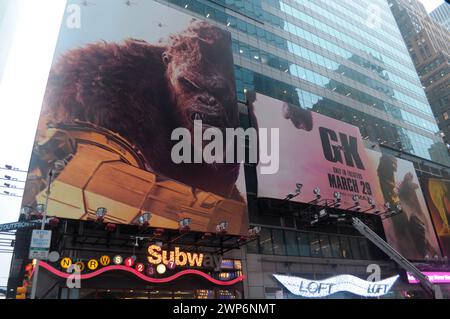 New York, Usa. März 2024. Eine Plakatwand für den kommenden Film Godzilla x Kong: The New Empire ist am Times Square in New York City zu sehen. (Foto: Jimin Kim/SOPA Images/SIPA USA) Credit: SIPA USA/Alamy Live News Stockfoto